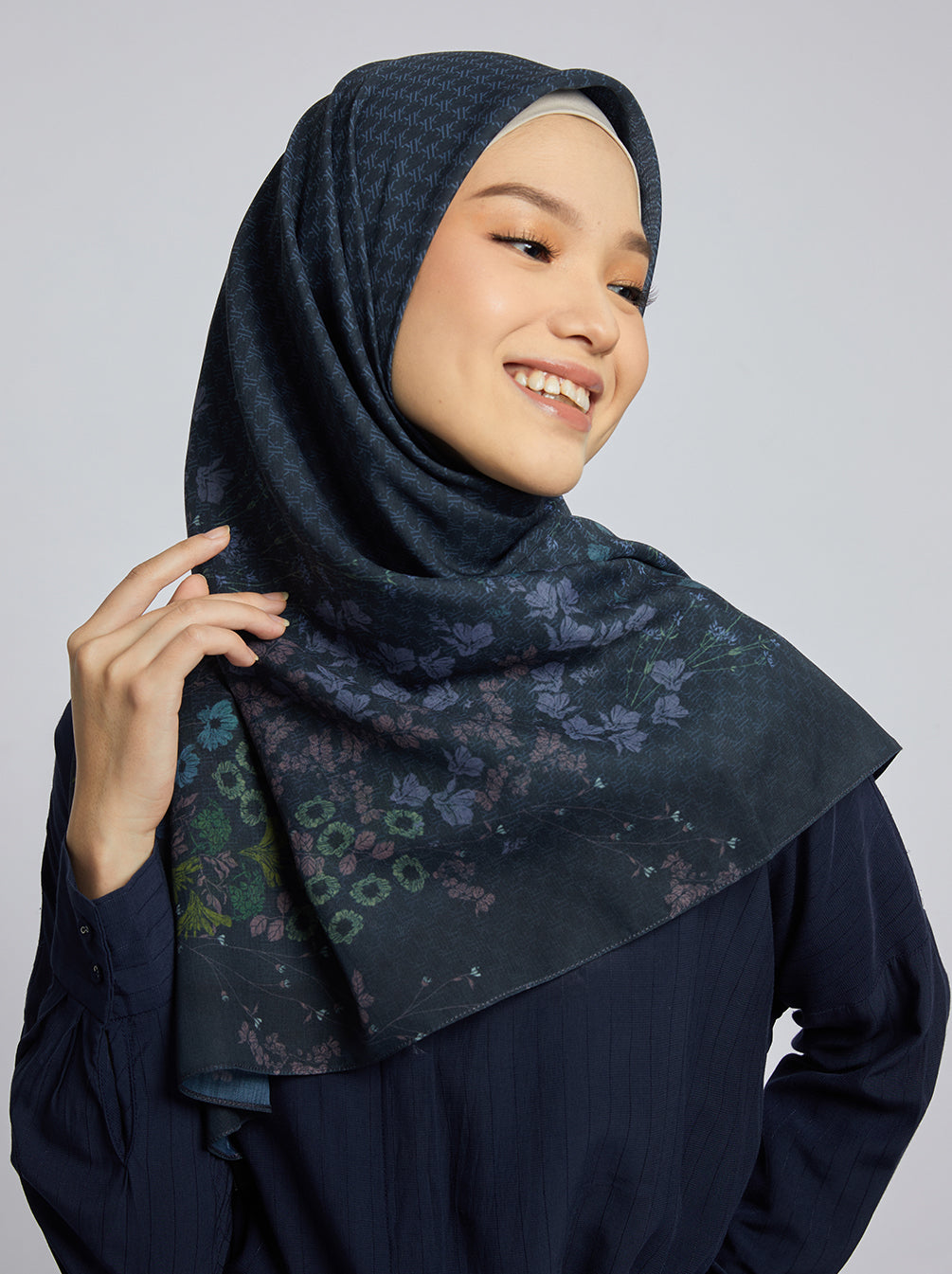 PRUDENCE SCARF IN NAVY
